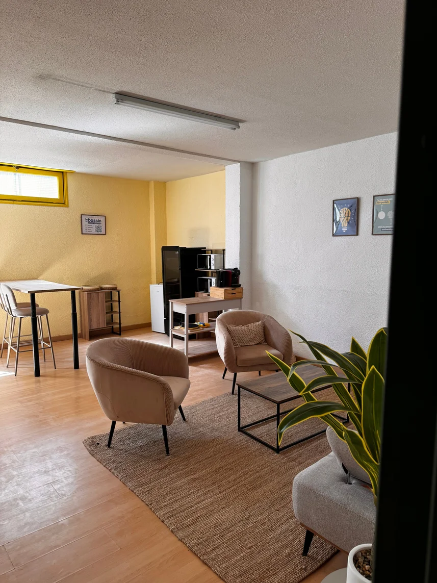 Les fauteuils et l’espace café du Bassin, pour faire une pause entre deux séances.